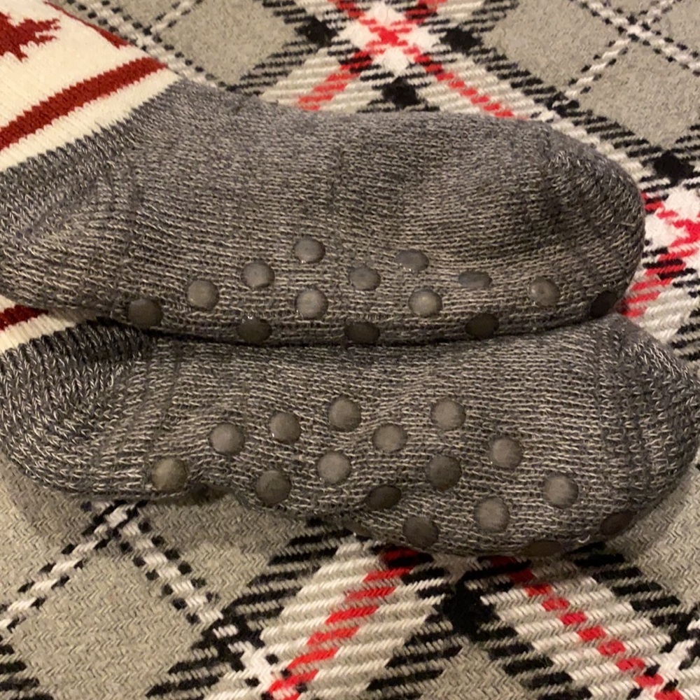 Abs “Canadian Maple” sherpa lined Grip Slipper Socks (pair # 1) - Picture 2 of 7